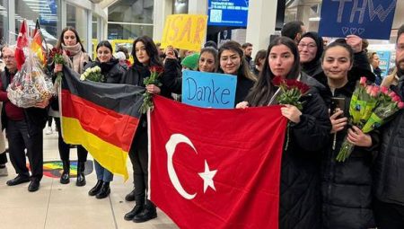 Alman Kurtarma Ekipleri Çiçeklerle Karşılandı